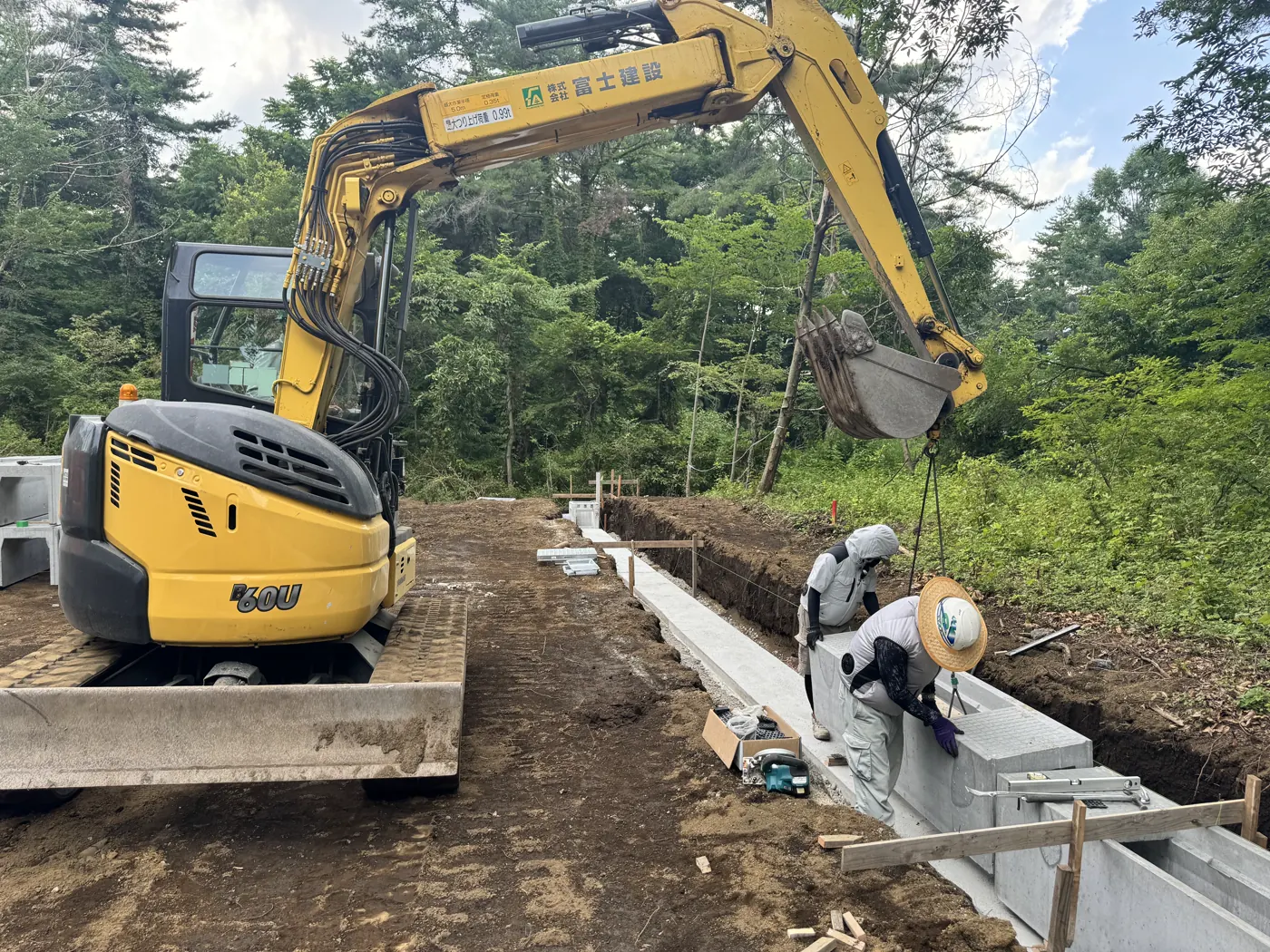 山中湖村の現場で重機と作業員が進める土木工事