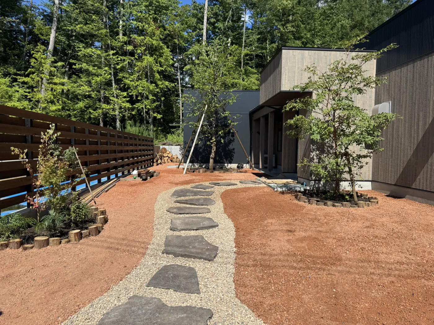 建物のアプローチと植栽まわりを整える外構工事